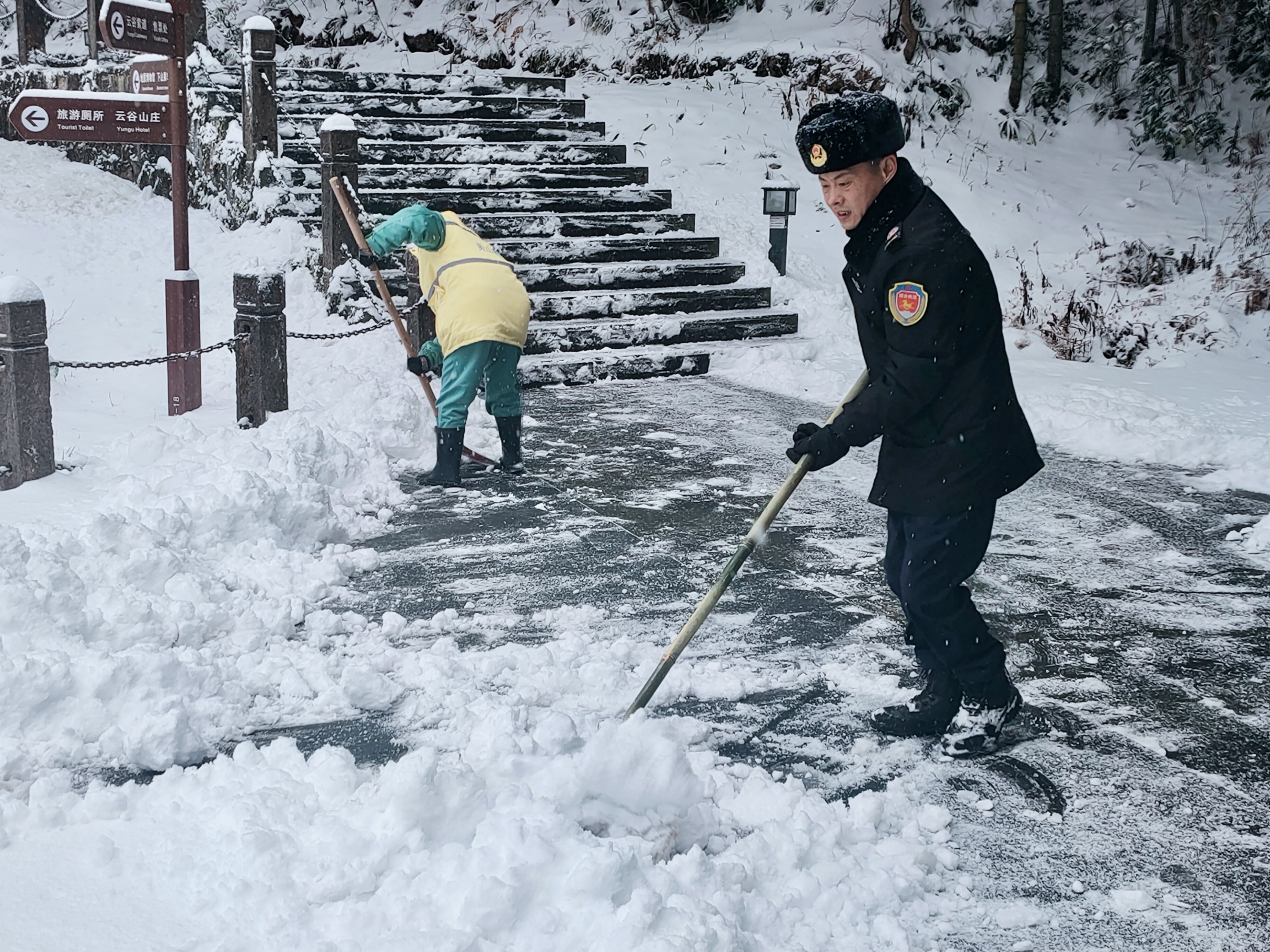 3 2022年春節(jié)期間，查袁鋼連續(xù)半個月在云谷片區(qū)掃雪破冰.jpg